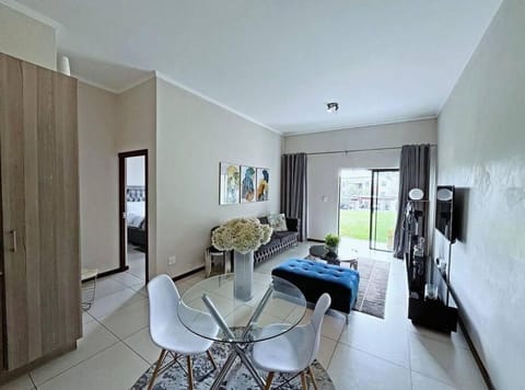 Unique Ensuite Two Bedroom Apartment In A Golf Estate Apartment in Roodepoort