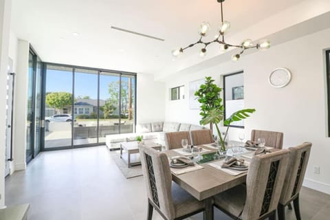 470A Modern Paradise - walk to beach- sleeps 10 House in Huntington Beach