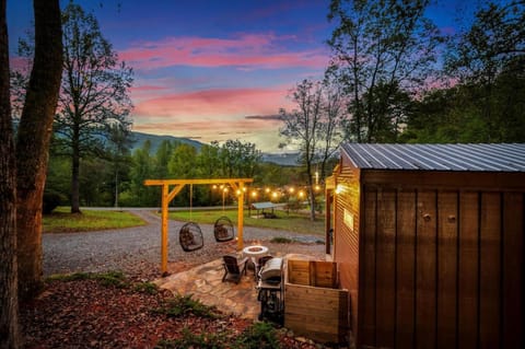 The Ritz Carlton of Tiny Cabins with Hot Tub Apartment in Shooting Creek