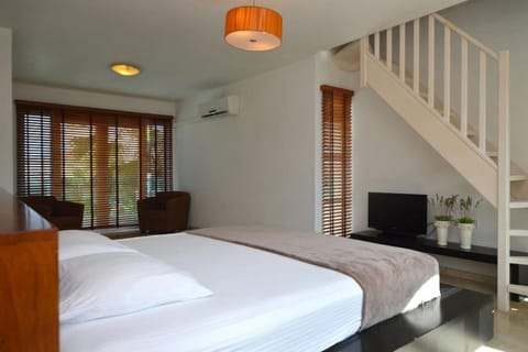 Private 7BR Luxury Villa and Pool walk to Palm Beach Villa in Noord