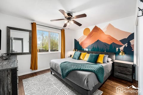 The Coloradical Crashpad! W Fire Pit & Hot Tub House in Wheat Ridge