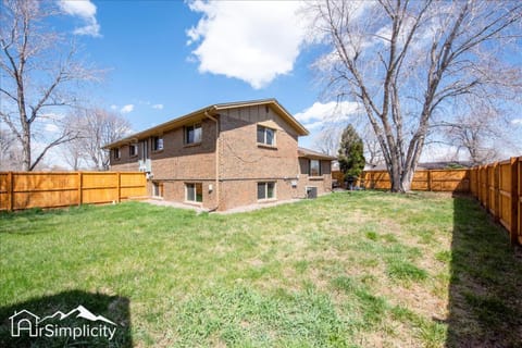 Modern Chic Retreat Near Mtns & Red Rocks Wifi House in Wheat Ridge