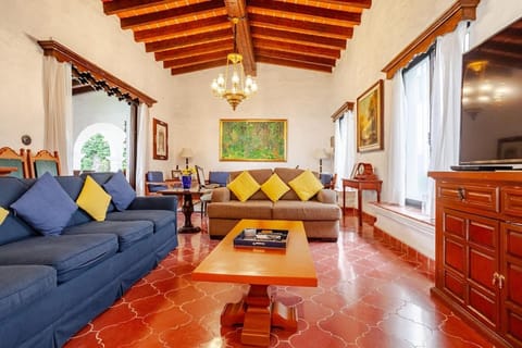 Spacious and Amazing Colonial House amazing pool & yard House in Cuernavaca