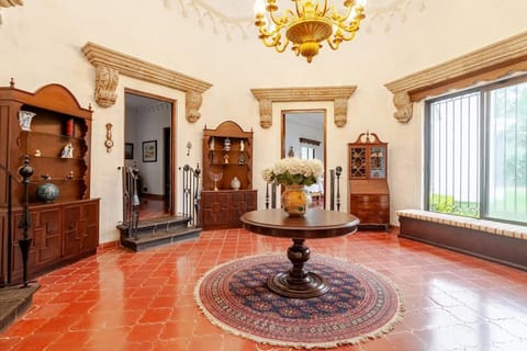 Spacious and Amazing Colonial House amazing pool & yard House in Cuernavaca