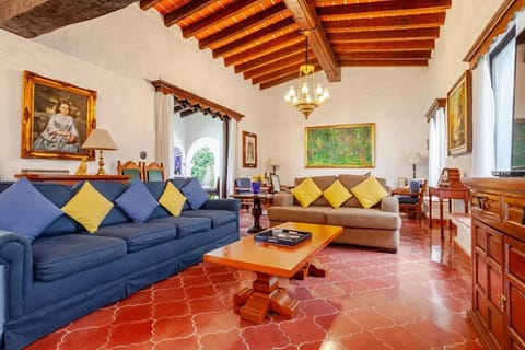 Spacious and Amazing Colonial House amazing pool & yard House in Cuernavaca