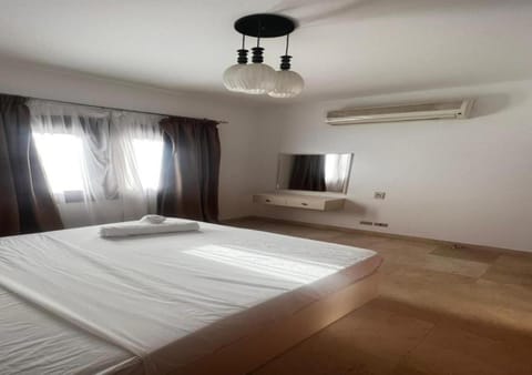 Bed, Photo of the whole room, Bedroom, air conditioner