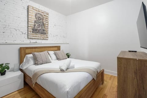 Chic Mile-End 3BR Getaway - Free Parking, Sleeps 8 Apartment in Laval