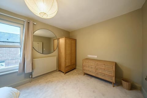 Stylish Home moments walk from city centre with Garden Office Apartment in Oxford