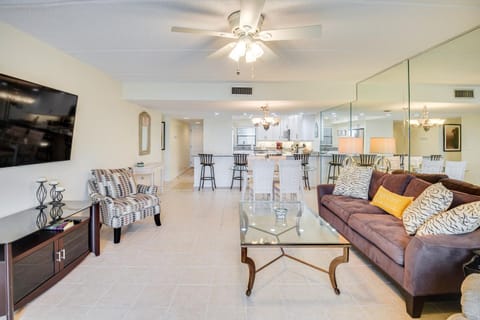 Walk to Coast Condo in Daytona Beach Shores! Apartment in Daytona Beach Shores