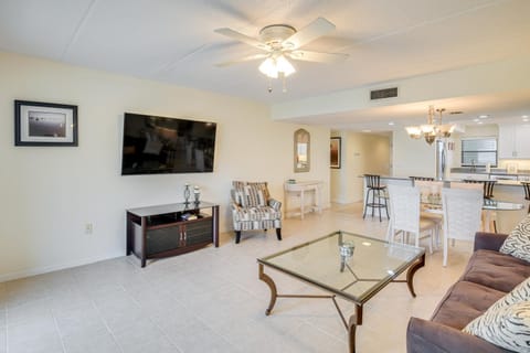 Walk to Coast Condo in Daytona Beach Shores! Apartment in Daytona Beach Shores