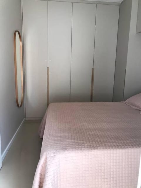 Apartamento de dois quartos, com varanda no open shopping em jurerê Apartment in Florianopolis