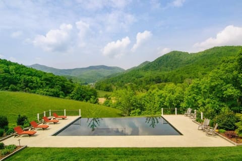 Luxury Estate with Infinity Pool & Amazing Views House in Buncombe County