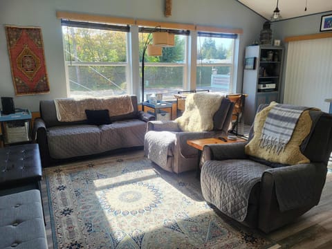 Comfortable Cottage on the Corner Apartment in Birch Bay