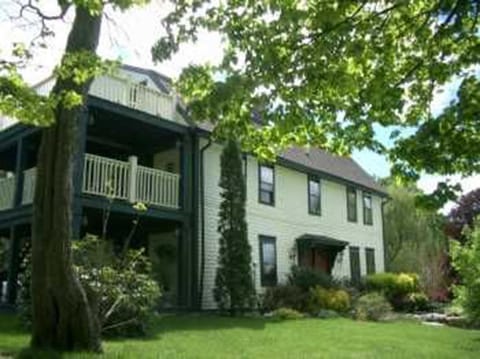 Captain Grant's Bed and Breakfast in Poquetanuck