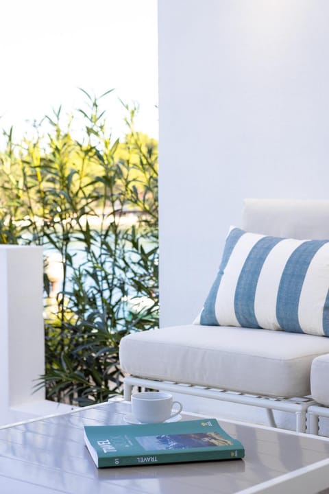 Day, Seating area
