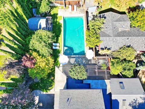 Property building, Bird's eye view, Pool view, Swimming pool