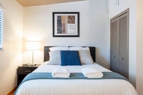 New Gateway to SFO - King Bed - BART 10 min walk Casa in Union City