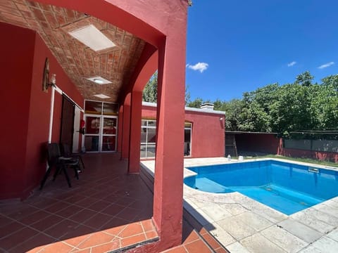 La Casona Roja - Casa con pileta para 10 Personas en Villa Carlos Paz House in Villa Carlos Paz