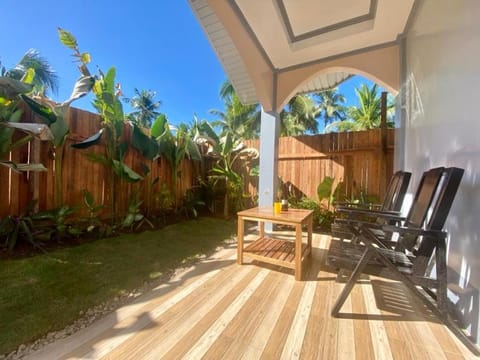 Patio, Day, Garden, Garden view, sunbed