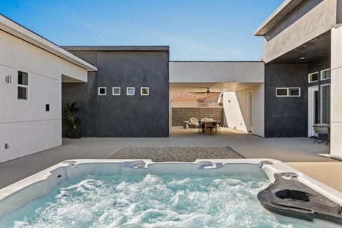 Ishan Courtyard W Hot Tub & Fire Pit Maison in Yucca Valley