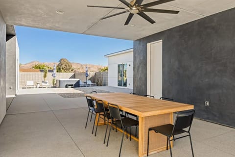 Ishan Courtyard W Hot Tub & Fire Pit House in Yucca Valley