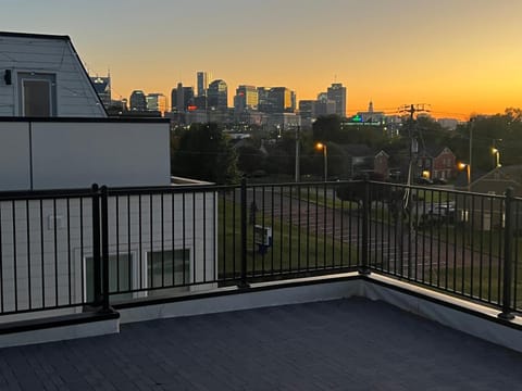 New Elevations Rooftop 5 Min to Downtown Nash Villa in East Nashville