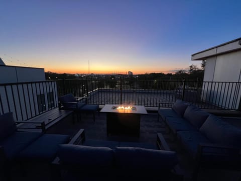 New Elevations Rooftop 5 Min to Downtown Nash Villa in East Nashville