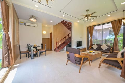 Communal lounge/ TV room, TV and multimedia, Living room, Seating area, Dining area, Evening entertainment, air conditioner