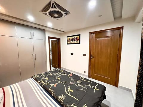 Cozy 1BR Apartment in Bahria Town LHR Apartment in Lahore