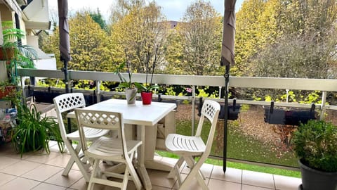 View (from property/room), Balcony/Terrace, Dining area, Garden view