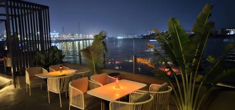 Patio, Natural landscape, View (from property/room), Seating area, Dining area, River view