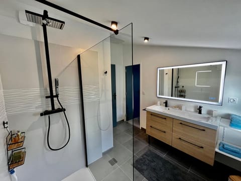 Shower, Bathroom, towels