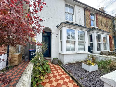 Property building, Spring, Day, Neighbourhood, Street view