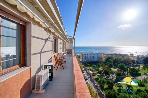 Property building, Day, Natural landscape, View (from property/room), Balcony/Terrace, Sea view