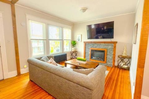 The Rustic Home Albany NY - 3 Bedroom Private Second Floor Apartment Apartment in Albany