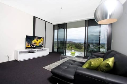 Manhattan Luxe Views L14 Pool Spa Gym 1BR 1 Bath 1 Secure Parking Central City Apartment in Canberra