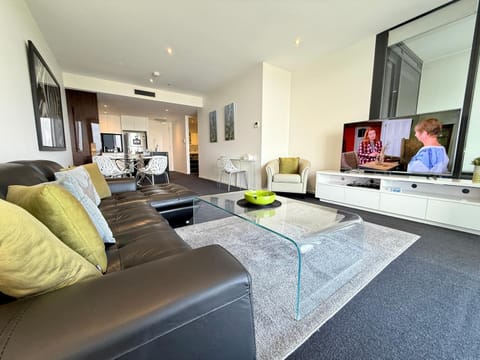 Manhattan Luxe Views L14 Pool Spa Gym 1BR 1 Bath 1 Secure Parking Central City Apartment in Canberra