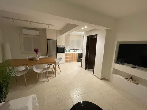 Kitchen or kitchenette, Seating area, Dining area