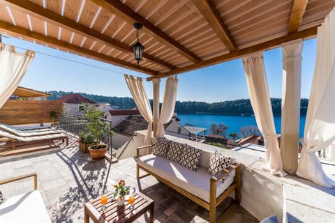 View (from property/room), Balcony/Terrace, Seating area, Sea view