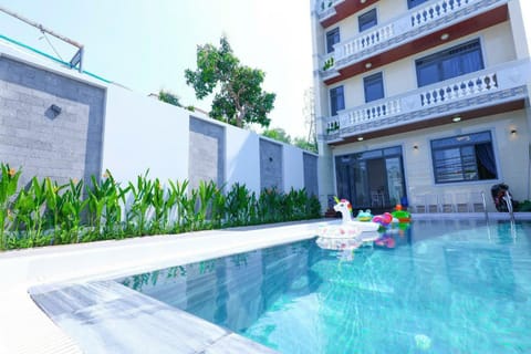 Property building, Day, People, Pool view, Swimming pool, group of guests, sunbed