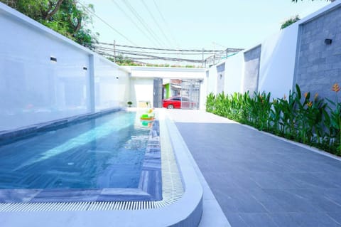 Property building, Day, Pool view, Swimming pool