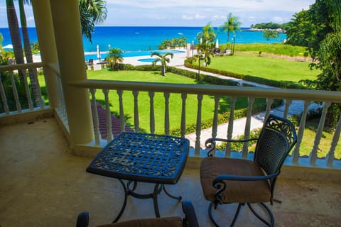 Hispaniola Luxury Ocean Front Condo Condominio in Sosua