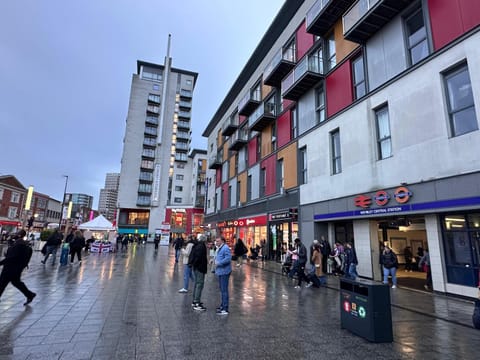 Property building, Neighbourhood, Street view, Supermarket/grocery shop, Shopping Area, Location