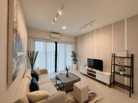 Communal lounge/ TV room, TV and multimedia, Living room, Seating area, Evening entertainment, air conditioner