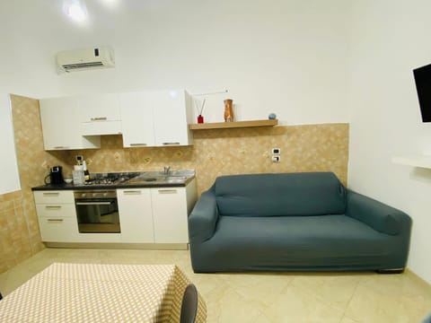 TV and multimedia, Kitchen or kitchenette, Living room, Seating area, Dining area, stove