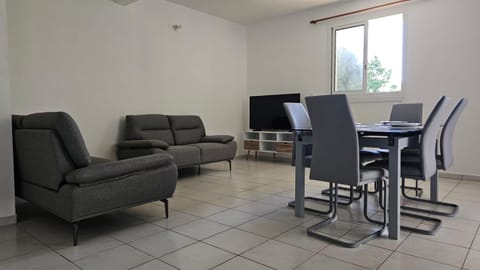 Communal lounge/ TV room, TV and multimedia, Living room, Seating area, Dining area