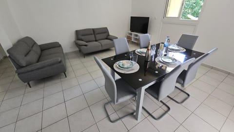 Living room, Seating area, Dining area