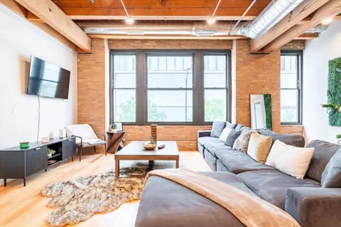 201LOFT Downtown Spacious Loft Sleeps 10 Apartment in River North