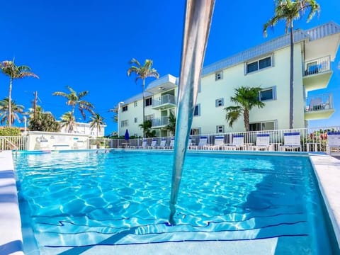 2 bedroom Oceanfront Condo! Pool, beach, incredible views, Florida Keys gem! Apartment in Key Colony Beach