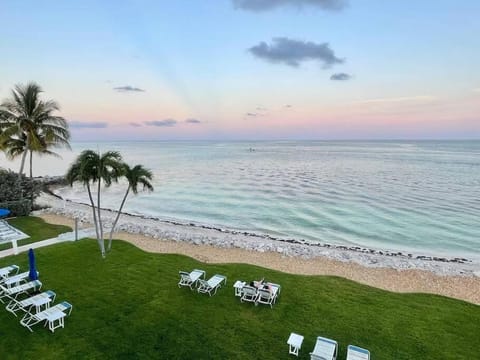 2 bedroom Oceanfront Condo! Pool, beach, incredible views, Florida Keys gem! Apartment in Key Colony Beach